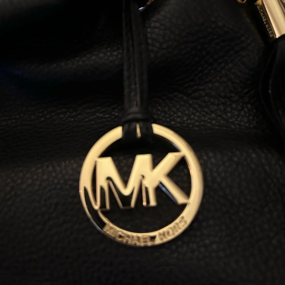 Michael Kors Camden Pebbled Leather Bucket Bag Black with MK Medallion Tassel - Picture 16 of 16